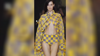 Những trang phục Bella Hadid được làm mẫu catwalk