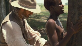 يأس العبيد السود! رجلٌ خُدِع، وامرأةٌ اُغتُصِبت، يقطفون القطن نهارًا ويتلقون السياط ليلًا. عملوا كال