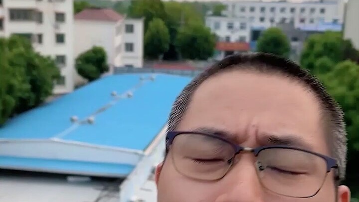 أسرق النظر إلى هاتفك وأتصفح يومياتك: “إذا ما شفتها، كيف أعرف إنك ما تعلمت السوء؟” هل هذا حقًا لمصلحة