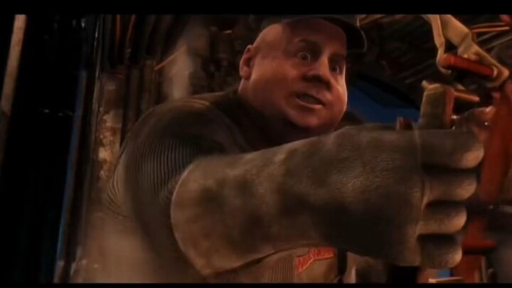 ไม่แพ้การเชื่อมต่อสถานีอวกาศ! คนขับรถไฟ: ชายเสื้อเลอะนิดหน่อย แต่ความเร็วระดับช่วยชีวิตสำเร็จ — ตัดต