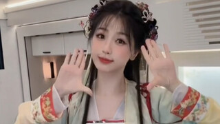 Our Miaomiao has changed into new clothes again! Happy dancing + new clothes Reuters! So cute! ! ! !