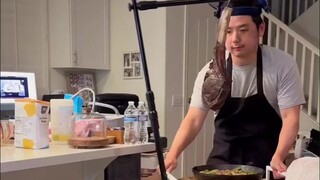 ภรรยาอยากไปร้านสเต็กระดับไฮเอนด์ แต่สามีกลับบอกว่า เชฟส่วนตัวของคุณออนไลน์อยู่!