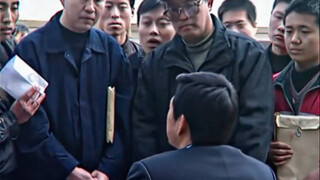 The mayor stands up to the standing committee member