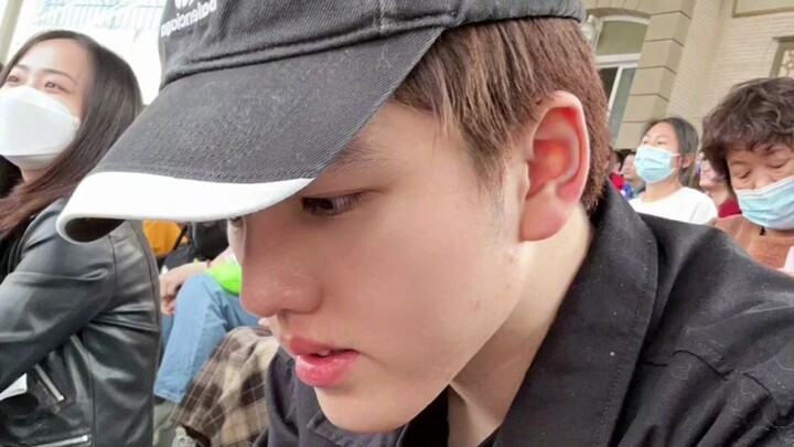 Có netizen đăng ảnh bạn trai, kèm caption nửa cuối năm sẽ đi Canada, thế là trong phần bình luận toà