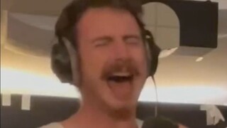 ربما لا تعرف هذا الرجل الذي يفتح فمه ويغمض عينيه على الغلاف، لكنك بالتأكيد سمعت أغانيه من قبل.