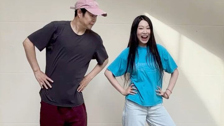 Video của Shen Jiarun Nina: Năm mới cùng bố ôm nhau, cười thật tươi
