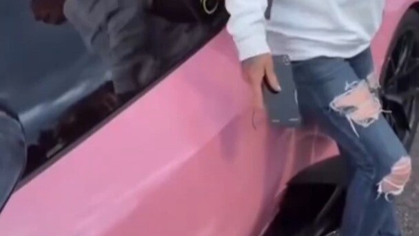 Seorang perempuan berusaha merebut Lamborghini yang baru saja dibeli seorang pria