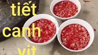 Ẩm thực Biển. Ba bát tiết canh vịt đồng cúng .vịt luộc chấm muối ớt rất ngon