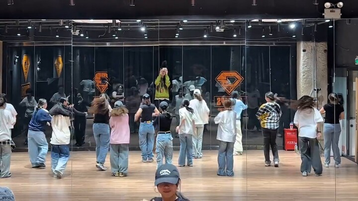 What is it like to dance CBZ Tiger's splits with 16 carats?