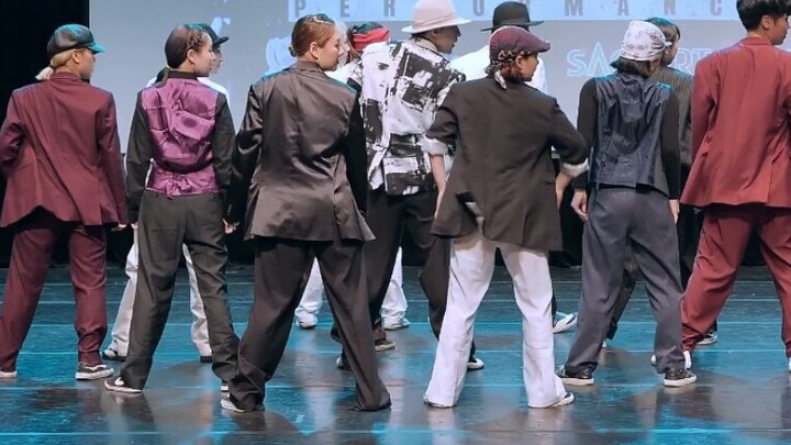 การแสดงเต้นรำที่ผสมผสานการเต้นสตรีทแดนซ์หลากหลายสไตล์! ผ่อนคลายสุดๆ!