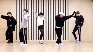 TXT: Baby, you're dancing so well; Mommy's recording it for you!