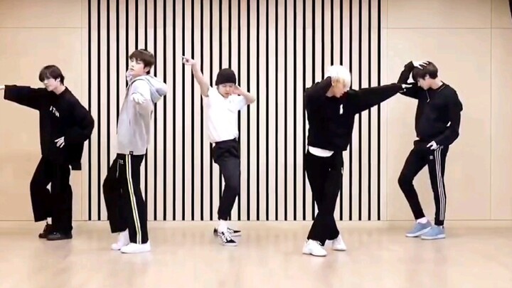 TXT: Baby, you're dancing so well; Mommy's recording it for you!