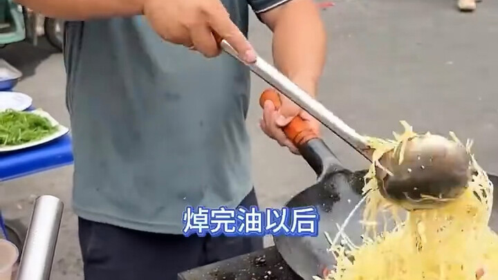 Anh Quá Dầu ở quầy hàng vỉa hè Thanh Đảo: Món khoai tây bào xào trứng cũng phải “quá dầu” mới ngon!