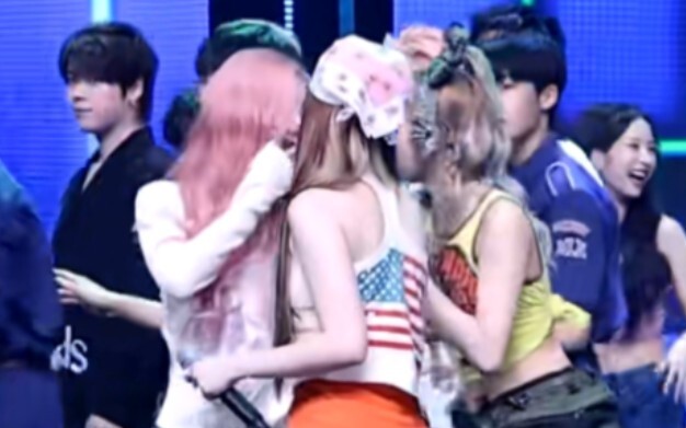 Trên sân khấu encore của MCD, Dongdong chạy tới chúc mừng Thư Hoa và Vũ Kỳ giành vị trí thứ nhất! Tì