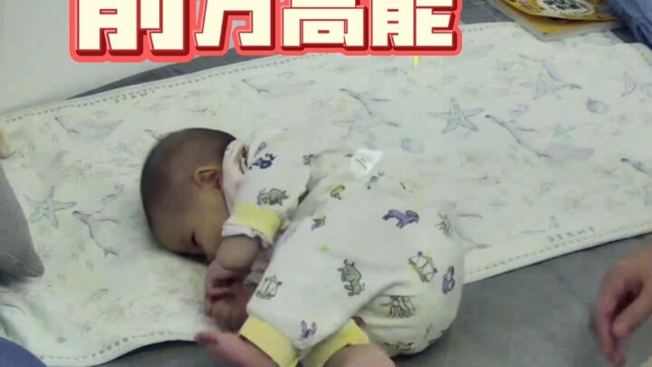 Bayi benar-benar ingin membalikkan tubuhnya