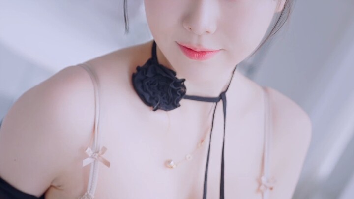 إطلالة فستان الشيفون الداكن من الأخت تسوكي