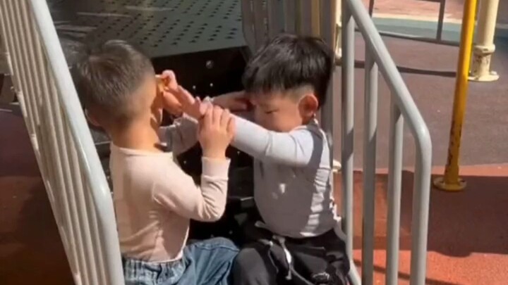 เด็กน้อยน่ารักทะเลาะวิวาทกันเพราะเรื่องเล็กน้อย คุณแม่สองท่านยืนดูอยู่ข้างๆ พร้อมให้คำแนะนำว่า “ห้าม