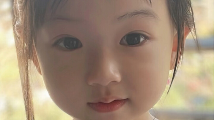 Having a second child just for Dabao’s good looks~ Even her bangs are flipped up today.
