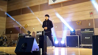 วิดีโอที่ฉันไม่เคยเห็นมาก่อนได้เพิ่มเพลง "Hard Carry" ของ GOT7 ที่ร้องโดย Xu Zhangbin ตอนที่เขาเรียน