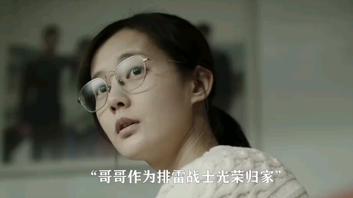 Chiến sĩ gỡ mìn vinh quang trở về quê hương, nhưng điều mẹ nhìn thấy chỉ là đứa con đã mất cả đôi ch