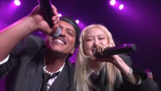 العرض العالمي الأول! روز × برونو مارس «APT.» حفل جوائز MAMA 241122، مرحلة عالية الدقة