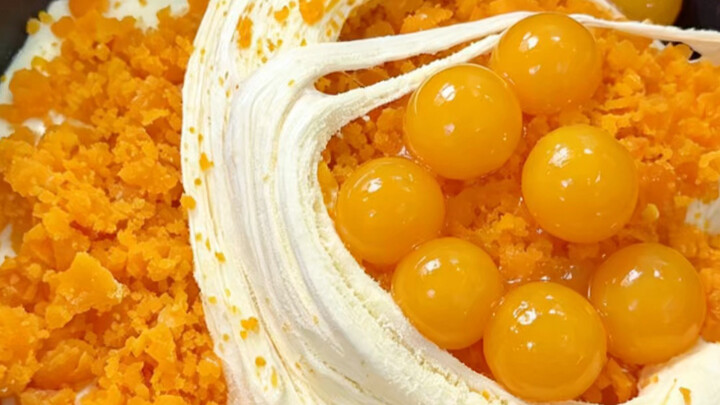 This time, it’s the salted egg yolk and pork floss snowflake crisp—without cookies. Lately, many Hui