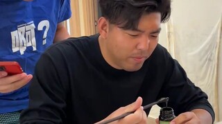 挑战吃青梅精唱歌！室友直接痛苦面具，酸到报警啊！
