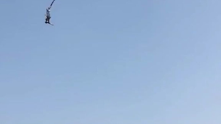 蹦极蹦到想回家的男人