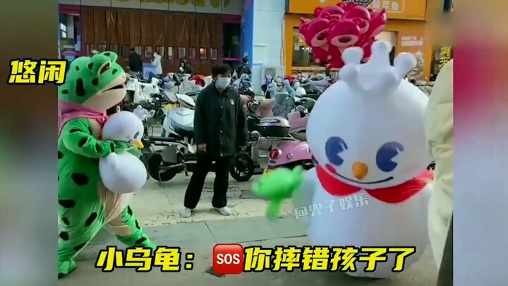 Boneka katak itu memancarkan kebodohan yang polos dan jernih; meski hanya punya satu ekspresi, di wa