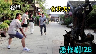The moment the "bronze man" moved, the young man used his Kung Fu to defend himself [Prank Challenge
