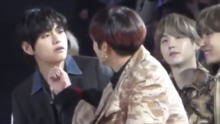 [TaeKook] Omg, he pinched his Adam's apple!