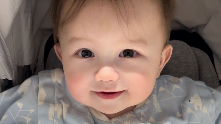 كبر طفلي هكذا، يكبر وهو يبتسم ويضحك!