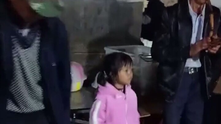 หนูน้อยตัวน่ารักเต้นอย่างดูเหมือนไม่ใส่ใจ แต่กลับจับจังหวะได้แม่นยำสุดๆ