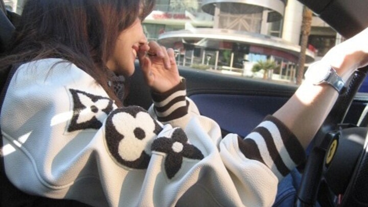 241125 Jennie and Lisa post updates; Lisa opens a Ferrari with one hand.
