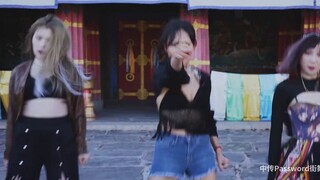 Gadis cantik memamerkan kakinya dalam suhu minus tiga derajat dan menari mengikuti lagu baru MAMAMOO