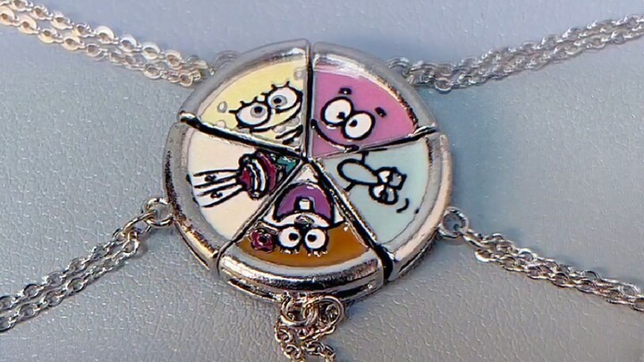 Kalung Spongebob yang lengket itu lucu sekali! Saudari yang baik hanya ingin tetap bersatu!