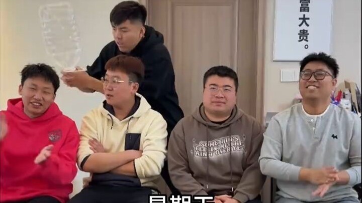 تشكّل فريقًا لزيارة الحدائق الثلاث! نظارات الثقة تصل إلى الحد الأقصى، لكن النتائج ضربت ثقته في وجهه 