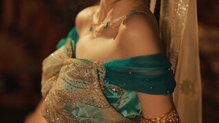 "Nghe nói có một nữ tử mới từ Tây Vực tới đây theo sông Tần Hoài..."
