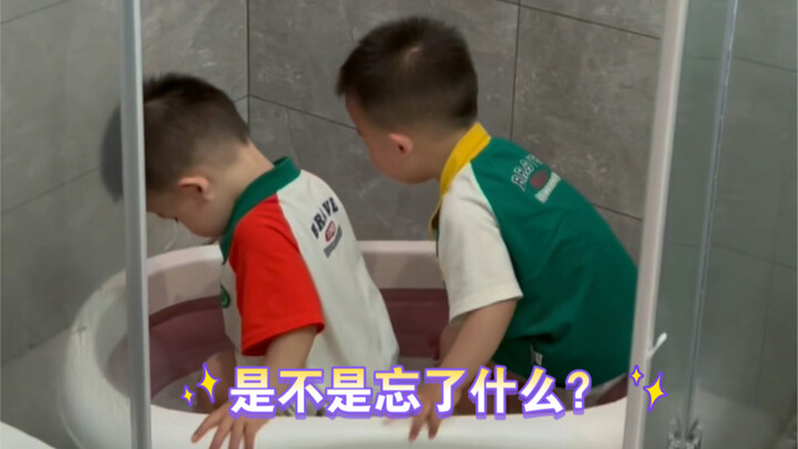 มีเด็กบ้านไหนที่ไม่ถอดเสื้อผ้าก็ไปอาบน้ำกันนะ?