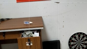 Tôi chỉ treo một bức tranh nhưng mẹ tôi nói có quá nhiều yếu tố hai chiều trong phòng tôi.