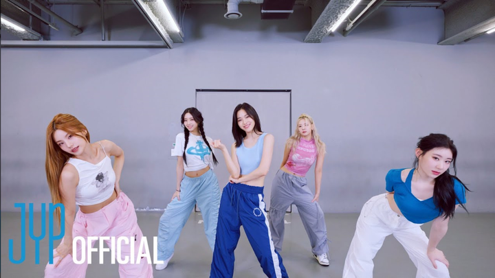 ห้องซ้อมเต้นเพลง "None of My Business" ของ ITZY