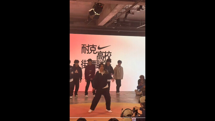 “นักป๊อปปิ้งหญิงออฟไลน์คนนี้!”; ซีเจียฉี Iris Xi; การตัดต่อเวอร์ชันสองในหนึ่งจากการถ่ายทำสด; การแข่ง