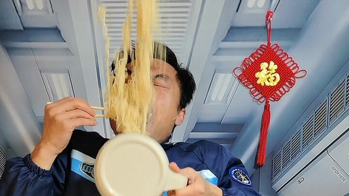 ฉากชีวิตในอวกาศ: กินบะหมี่กึ่งสำเร็จรูปแบบไร้น้ำหนัก!