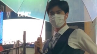 ชายในชุดสูทเต้นรำกลางสายฝนบนถนนในชิบูย่า
