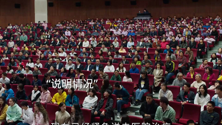 ممثل مجهول يصعد إلى المسرح ويصدم جميع الحضور