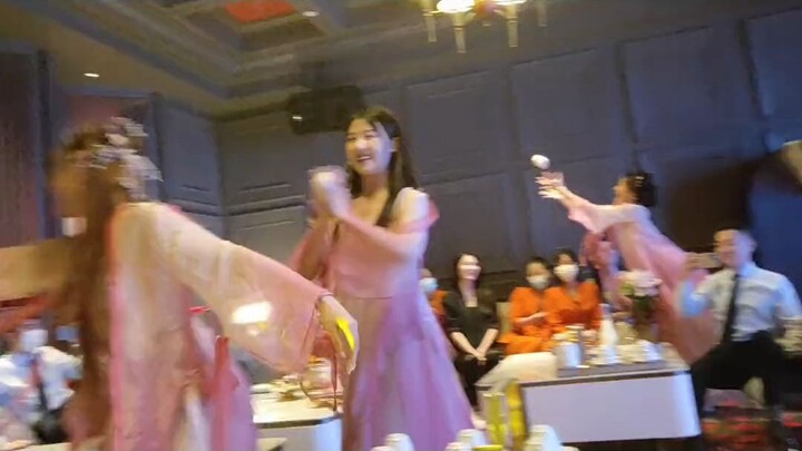 Listening to music at the entertainment venue #dance# Peach Blossom Show. Nothing much to do today, 