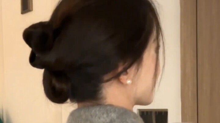 วิธีทำทรงผมมวยต่ำเรียบหรูแมทช์กับเสื้อโค้ต