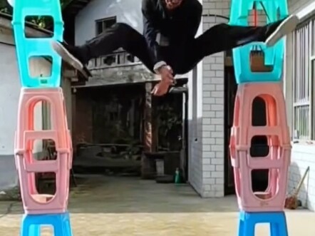 70-year-old man demonstrates Qinggong