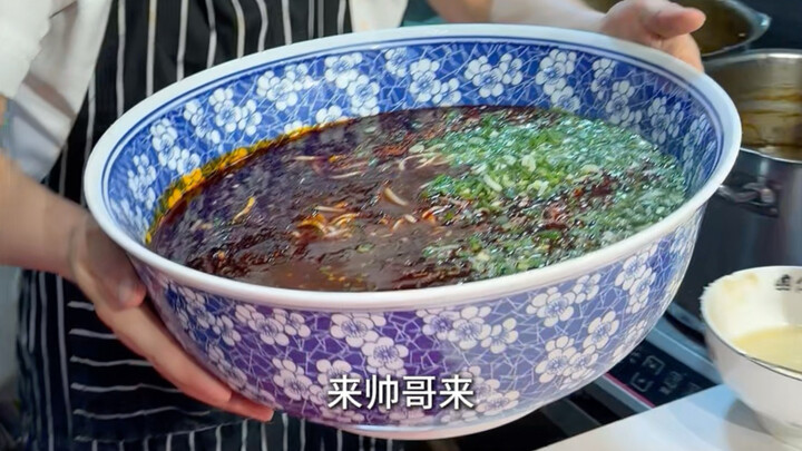 Mì bò tô siêu lớn ở Lan Châu, 99 nhân dân tệ một tô, cả nước dùng lẫn mì tổng cộng 20 cân