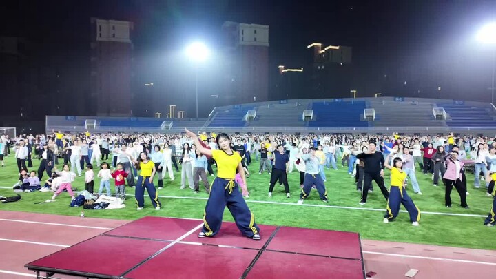 Tarian plaza seribu orang Universitas Jiaotong Xi’an, ayo bersama-sama meriahkan hari Jumat ini!
